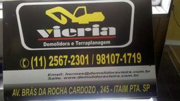 Placa de empresa de demolição e terraplanagem, com contatos e endereço em São Paulo.
