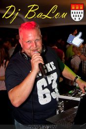 Mann mit Kopfhörern hält Mikrofon, Schriftzug "Dj BaLou", Daumen hoch Symbol im Hintergrund.
