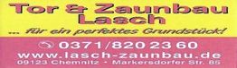 Gelbes Schild mit "Tor & Zaunbau Lasch" und Kontaktinformationen in Chemnitz.