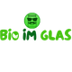 "Logo mit Aufschrift 'Bio im Glas', Grünes Glas mit Sonnenbrille und Schnurrbart."