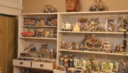 Winkelinterieur met planken vol verpakte chocolade-artikelen en een boeddhabeeld bovenaan.