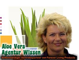 Frau vor Aloe Vera-Blättern mit Text: Aloe Vera Agentur Wissen, Forever Living Products.