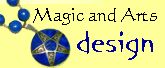 Blaue Perlenkette mit Pentagramm-Anhänger, Text: "Magic and Arts design" auf gelbem Hintergrund.