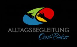 Zwei Hände und farbige Kreise mit Text: "Alltagsbegleitung Oest-Bieber" auf schwarzem Hintergrund.