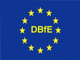 Blaues EU-Flaggenmotiv mit gelben Sternen und gelben Buchstaben "DBfE" in der Mitte.