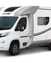 Autocaravana blanca con detalles negros, vista lateral.