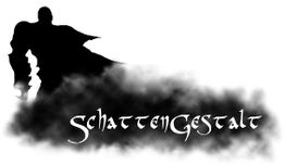 Silhouette einer Gestalt mit Umhang und Text "SchattenGestalt" in nebligem Hintergrund.