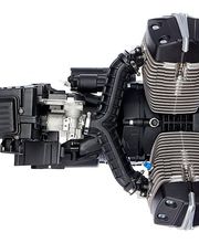 Luftgekühlter Motor mit zwei Zylindern und Kühlrippen, von oben fotografiert.