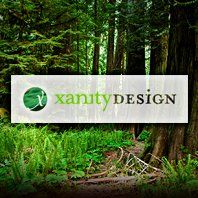 Logo von "Xanity Design" über einem Waldhintergrund mit hohen Bäumen und grünem Unterholz.