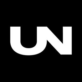 Weißer Schriftzug "UN" auf schwarzem Hintergrund.