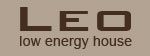 Scritta "LEO low energy house" su sfondo beige.