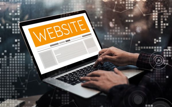 Hände auf einem Laptop der eine vereinfachte Website