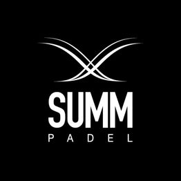 Logotipo de Summ Padel con fondo negro y líneas curvas blancas sobre el texto.