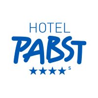Logo des Hotels Pabst mit fünf blauen Sternen darunter.