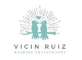 Dos pájaros en una rama, con un corazón arriba. Texto: "Vicin Ruiz Wedding Photography".