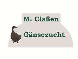 Schild mit Text "M. Claßen Gänsezucht" und einer Gans-Silhouette links.