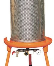 Müheloses Pressen von zerkleinerten Äpfel, Birnen, Trauben und Beeren mit hoher Saftausbeute mit der Hydropresse von Speidel. Nur mit Druck aus der normalen Wasserleitung. Gartenschlauch anschließen und schon kann es losgehen. In den Größen 20, 40, 90 und