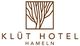 Logo des Klüt Hotels in Hameln mit stilisiertem Baum in einem Rechteck.