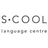 Logotipo que dice "S·COOL language centre" en letras negras sobre fondo blanco.