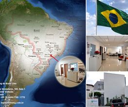 Mapa do Brasil, escritório moderno, bandeira do Brasil e fachada de prédio branco.
