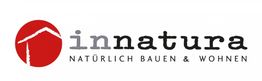 Logo von Innatura: Rotes Dach-Symbol, Text "natürlich bauen & wohnen".
