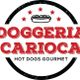 Logotipo "Doggeria Carioca", hot dog, estrelas vermelhas, texto vermelho e preto.