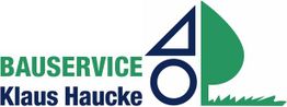 Logo von Bauservice Klaus Haucke, grüne und blaue Farben mit stilisiertem Baum und Rasen.