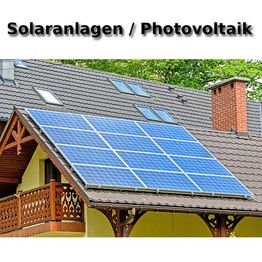 Solarpaneele auf Hausdach mit Schornstein und Dachfenstern, Titel "Solaranlagen/Photovoltaik".