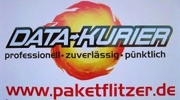 Text "Data-Kurier: professionell, zuverlässig, pünktlich" mit Flammen und Webseite paketflitzer.de.