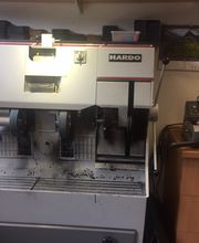 Maschine zur Schlüsselerstellung und -reparatur in einer Werkstatt mit zahlreichen Rohlingen.