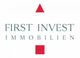 Logo von First Invest Immobilien mit roten geometrischen Formen oben und unten.