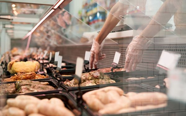 Rohes Fleisch liegt schön drapiert in einer Frischetheke einer Metzgerei.