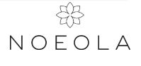 Logo, tekst "NOEOLA" med en blomst i midten øverst.