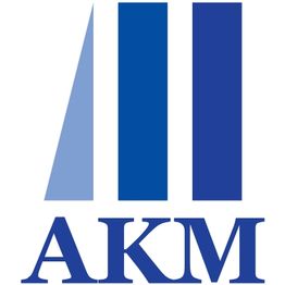 Logo mit drei blauen Balken in verschiedenen Tönen über den Buchstaben 'AKM'.