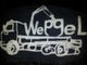 Schwarz-weißes Lastwagenbild mit dem Wort "Wepgel" darauf, gezeichnete Linien in Weiß.