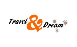 Texto "Travel & Dream" en negro y naranja con pequeñas estrellas al lado.