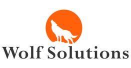 Ein Wolf heult vor einer orangefarbenen Sonne über dem Text "Wolf Solutions".