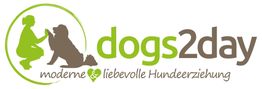 Frau und Hund sitzen, Text: "dogs2day, moderne & liebevolle Hundeerziehung".
