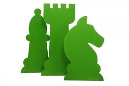 Grüne Schachfiguren: Läufer, Turm und Springer aus Holz auf weißem Hintergrund.