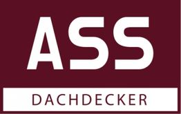 ASS-Logo, weißer Text auf bordeauxrotem Hintergrund: "ASS DACHDECKER".