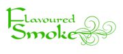 Text in Grün: "Flavoured Smoke", verziert mit dekorativen, geschwungenen Linien.