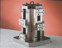 Struttura metallica complessa su sfondo rosso e superficie grigia.