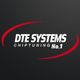 Logo von DTE Systems mit rotem Bogen und Text "Chiptuning No.1" auf dunkelgrauem Hintergrund.