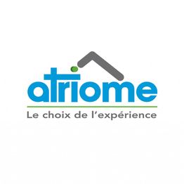 Logo d'Atriome avec un toit stylisé au-dessus du "a". Texte: "Le choix de l'expérience".