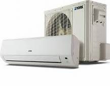 Aire acondicionado tipo split con unidad interna y externa blanca.