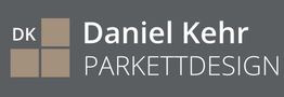 Logo: "DK Daniel Kehr PARKETTDESIGN" in Weiß auf grauem Hintergrund, mit vier beigen Quadraten.