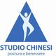 Logo "Studio Chinesi" con figura stilizzata in posa yoga su sfondo triangolare blu.