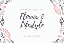 "Blätterrahmen mit Text: Handmade with Love, Flower & Lifestyle, by Nicole Vogt."