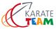 Logo des Karate-Teams mit Pfeilen und bunten Buchstaben.