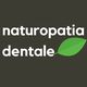 Testo "naturopatia dentale" con foglia verde su sfondo scuro.